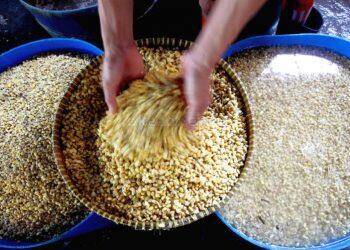 Tahu-Tempe Mengecil dan Hilang di Pasar Gegara Mahalnya Harga Kedelai
