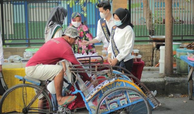 Paguyuban Jaka Rara Kota Cirebon Adakan Kegiatan Borong dan Berbagi Takjil Gratis