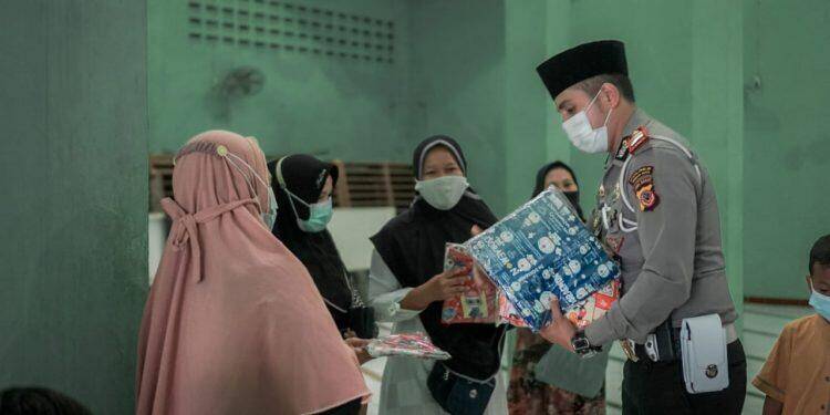 Satlantas Polres Cirebon Kota Bagikan Al-Quran
