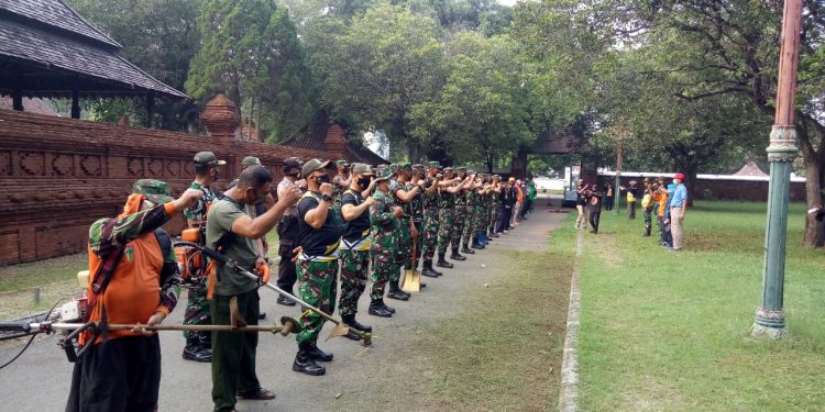 Dandenpom III/3 Pimpin Bebersih di Keraton Kasepuhan