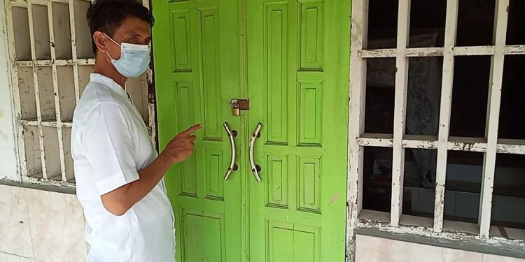 Ramai dikunjungi masyarakat lokal maupun luar, bangunan yang berada tepat di samping kawah belerang di Desa Cipanas,