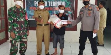 Polsek Pabuaran Bagikan Sembako Bantu Warga Jompo