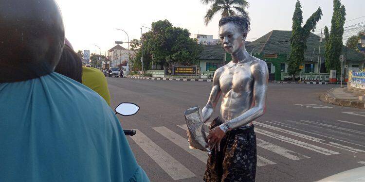 Tak Hanya Dikejar Petugas, Manusia Silver Dibayangi Masalah Kesehatan
