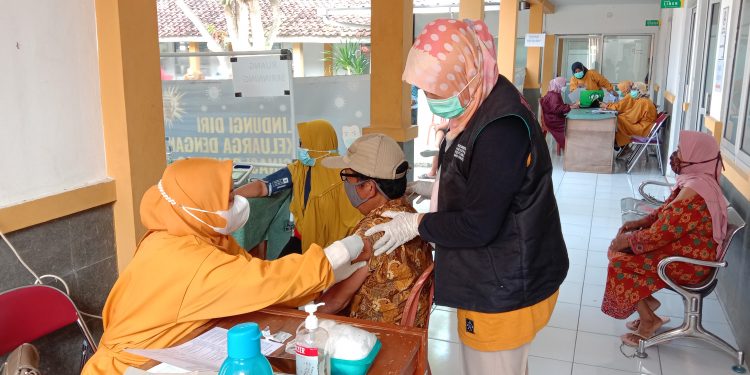 Ratusan Lansia di Kecamatan Ligung Sudah Divaksin