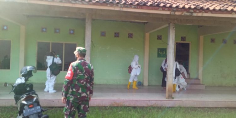Koramil Ciawigebang Pantau Swab Massal Ponpes Al Ikhlas Ciomas