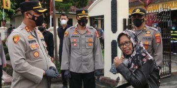 Sambut Hari Bhayangkara Ke-75, Polres Kunuingan Bagikan Ribuan Masker