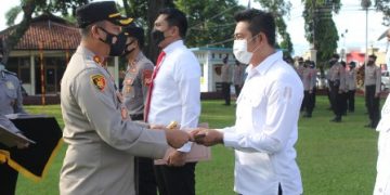 Kapolres Kuningan Berikan Penghargaan 20 Personel Berprestasi