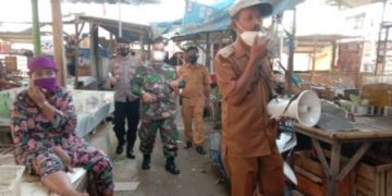 Blusukan ke Pasar, Kodim dan Polres Indramayu Ingatkan Prokes