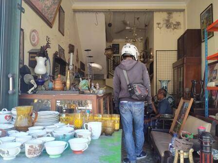 Covid Menyerang, Bisnis Barang Antik di Pasar Talang Sepi