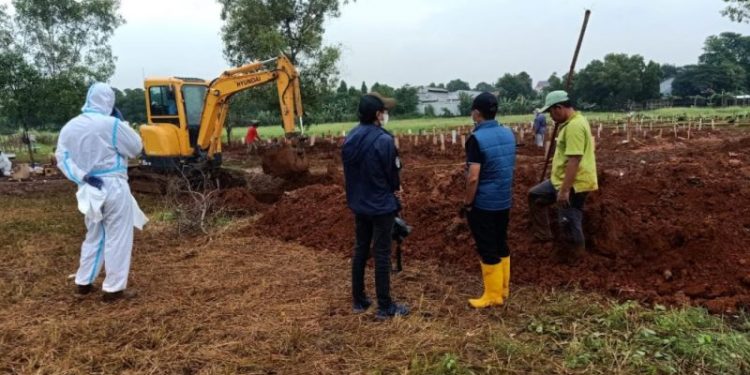 Petugas Kelelahan, Pemakaman Jenazah Covid-19 di Bekasi Gunakan Beko
