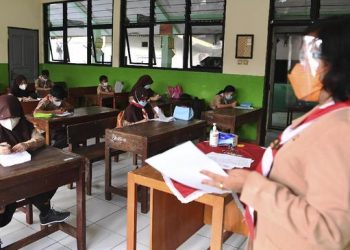 Pemantau Kritisi Analisis Pemerintah soal Belajar di Sekolah
