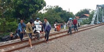 Pengendara Motor Nekat Sebrangi Rel Demi Hindari Penyakatan
