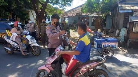 Polsek Kasokandel Bagikan Masker Gratis kepada Masyarakat
