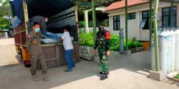 TNI dan Polri Kawal Penyaluran Tabung Oksigen