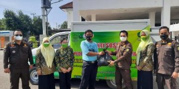 Kejari Indramayu menyalurkan bantuan sembako kepada masyarakat