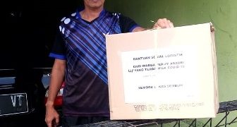 Peduli Lingkungan, Warga Perum Asabri Bantu Warga Isoman 