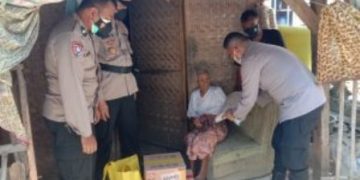 Polres Majalengka Salurkan Bantuan kepada Nenek Sebatangkara