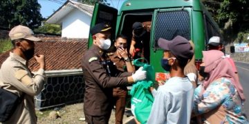 Peringati Hari Bakti Adyaksa, Kejari Kuningan Tebar Sembako