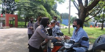Polres Kuningan Bagi-bagi Nasi Bungkus di Terminal Kertawangunan