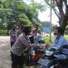 Polres Kuningan Bagi-bagi Nasi Bungkus di Terminal Kertawangunan