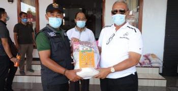 Bupati Serahkan Sembako dan Vitamin