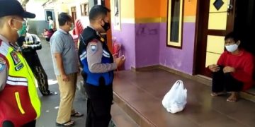 Peduli Warga Isolasi Mandiri, Polsek Kadugede Bagikan Sembako
