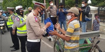 Satlantas Polres Ciko Bagi-bagi Sembako untuk Tukang Becak hingga PKL