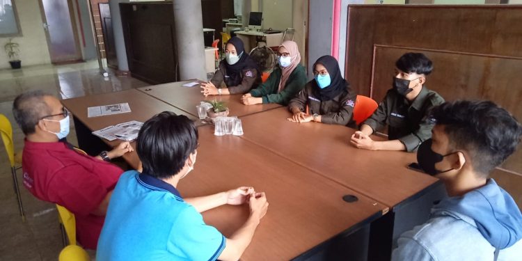 Perdalam Dunia Jurnalistik, LPM Naraya UMC Sambangi HU Fajar Cirebon