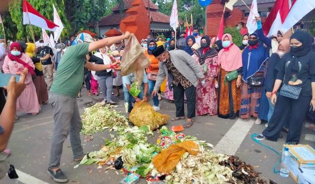 Harga Sewa Kios Mencekik, Ratusan Pedagang Pasar Junjang Datangi Gedung DPRD