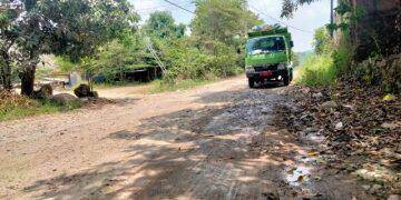 Warga Minta Jalan TPA Gunung Santri Dibetonisasi