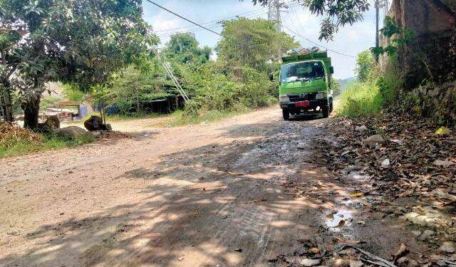 Warga Minta Jalan TPA Gunung Santri Dibetonisasi