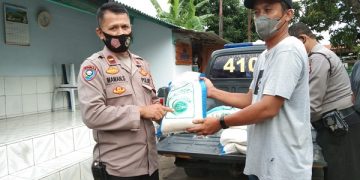Polsek Lemahwungkuk Bagikan Bansos Beras