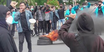 Refleksi Tahun Kedua Jokowi-Ma’ruf, Mahasiswa Blokir Jalan Bypass