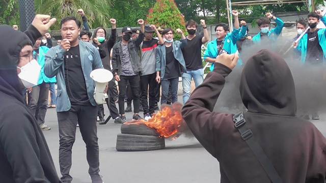 Refleksi Tahun Kedua Jokowi-Ma’ruf, Mahasiswa Blokir Jalan Bypass