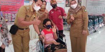Dinsos Indramayu Bagikan Alat Bantu ke Penyandang Disabilitas