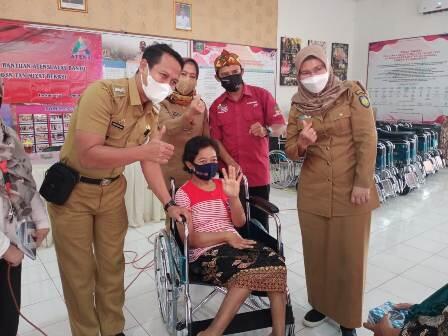Dinsos Indramayu Bagikan Alat Bantu ke Penyandang Disabilitas