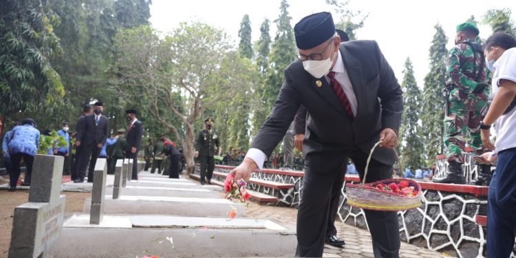 Ziarah Makam Pahlawan Peringati HUT TNI ke-76