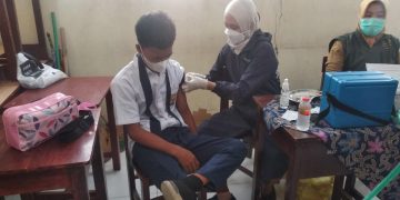 Berikan Rasa Aman Saat PTM, Pelajar SMPN 1 Waled Divaksin