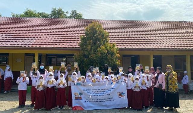 Pertamina Bagikan Makanan Sehat dan Masker di Balongan