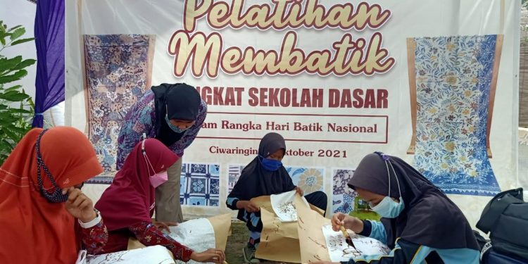 Sambut Hari Batik Nasional, Indocement Adakan Pelatihan Membatik Bagi Siswa SD