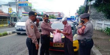 Sat Samapta Bagikan Sembako Kepada Masyarakat