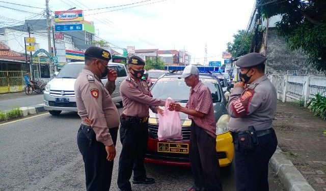 Sat Samapta Bagikan Sembako Kepada Masyarakat