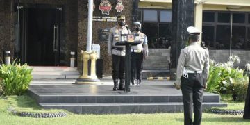 Dua Personel Polresta Cirebon Mendapat Kenaikan Pangkat Pengabdian