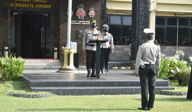 Dua Personel Polresta Cirebon Mendapat Kenaikan Pangkat Pengabdian