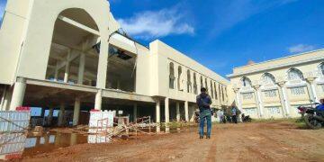 Belum Setahun Dibangun, Atap Gedung Aula Embarkasi Haji Indramayu Roboh