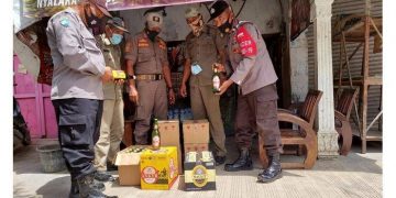 Polisi Gerebek Gudang Miras di Kedokan Bunder