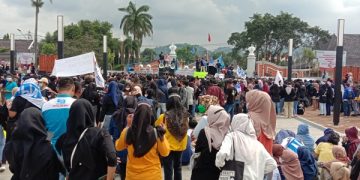 Tolak Upah Murah, Ribuan Buruh Unjuk Rasa di Kantor Bupati Majalengka