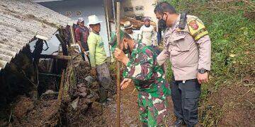 TNI-Polri di Majalengka Bantu Warga Bersihkan Puing Akibat Longsor