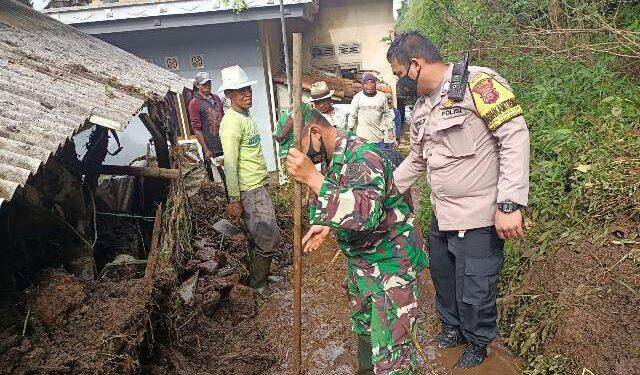 TNI-Polri di Majalengka Bantu Warga Bersihkan Puing Akibat Longsor