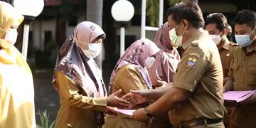 Kadisdik Kota Cirebon Serahkan SK Kenaikan Pangkat Fungsional Guru